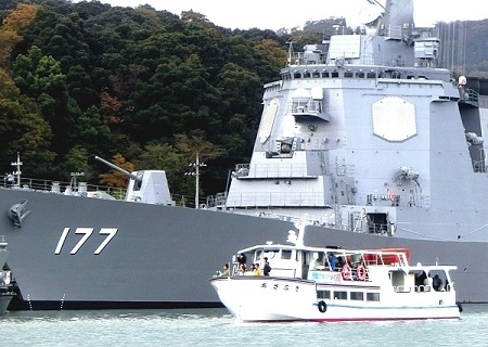 京都府舞鶴市では、舞鶴観光で一番人気の「海軍&引揚ゆかりの港めぐり遊覧船」が運航開始!海上自衛隊の巨大な護衛艦を海側から眺めよう!