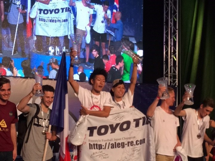 フリースタイルフットボールの世界大会で 日本チーム Aleg Re アレッグ が優勝 高度なテクニックと芸術性に観客が魅了されました 株式会社フェイスアップジャパンのプレスリリース フリースタイルフットボールの世界大会で 日本チーム Aleg Re アレッグ が優勝 高度なテクニックと芸術性に観客が魅了されました 株式会社フェイスアップジャパンのプレスリリース