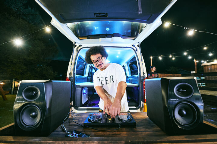 Djブースにミラーボールまでワンセット 誰でもどこでもdjが楽しめる Vanlife Dj Car カーシェア開始 株式会社アフロ コーのプレスリリース Djブースにミラーボールまでワンセット 誰でもどこでもdjが楽しめる Vanlife Dj Car カーシェア開始 株式会社アフロ コーのプレスリリース