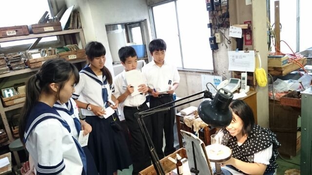 江東区立深川第六中学校のタウンウォッチングという授業の一環で、一年生五名が弊社の工場見学に訪れました。