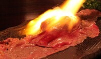 大衆肉処酒場"コンロ家"～霜降り和牛鍋と神戸牛ホルモン鉄板焼～のプレスリリース画像1