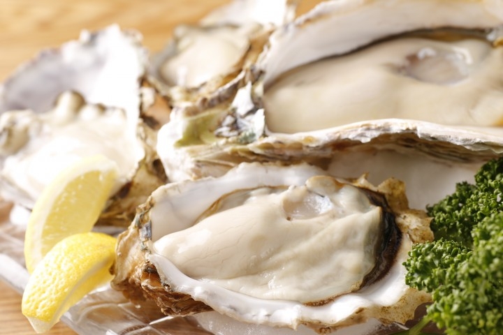 東京・新宿のオイスターバー「OYSTERS, INC.」が人気メニュー“ローストオイスター”のラインナップを6種から全10種にバリエーションアップ!