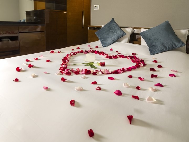 驚きと感動で眠れない ベッドに生バラの花びらやバルーンデコレーションで記念日を華やかに演出 インスタ映えするオプションが新登場 ブライトンホテルズのプレスリリース 驚きと感動で眠れない ベッドに生バラの花びらやバルーンデコレーションで記念日を華やかに演出 インスタ映えするオプションが新登場 ブライトンホテルズのプレスリリース