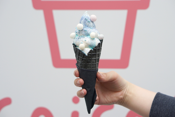 恋を呼ぶ フォトジェニックなソフトクリーム専門店 Coisof 6月限定商品 あめいろソフト 発売 Meryとの雨の日限定おいりトッピングキャンペーンも開催 株式会社favyのプレスリリース