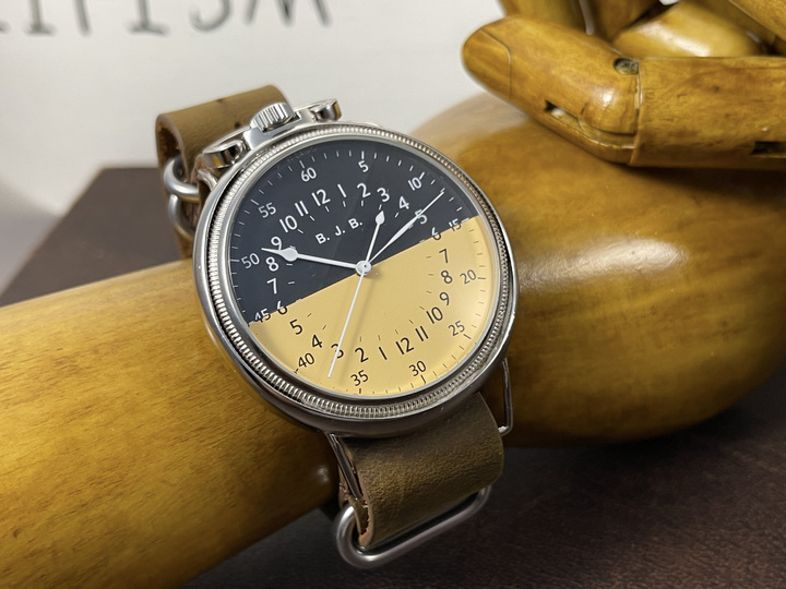 アーミーウオッチ名作AN5740を復刻！懐中時計はもちろん腕時計でも愉しめる、画期的時計ホルダー開発して登場。CAMPFIREで先行割引販売開始。  株式会社モントルロロイのプレスリリース