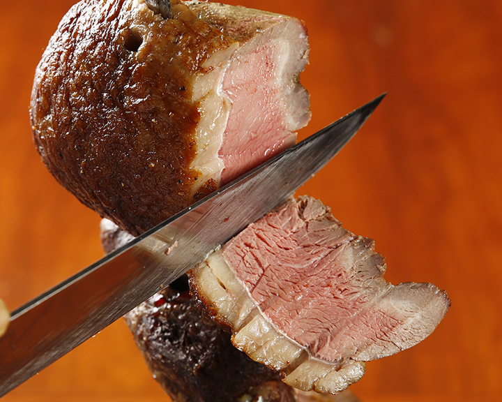 1mの鉄串に刺したビーフの塊肉を サーベルで大胆にカット 肉女 におススメの本物のシュラスコが食べ放題 町田bbqハウス ハーブカルネ シュラスコのプレスリリース 1mの鉄串に刺したビーフの塊肉を サーベルで大胆にカット 肉女 におススメの本物のシュラスコが食べ放題 町田bbqハウス ハーブカルネ シュラスコのプレスリリース
