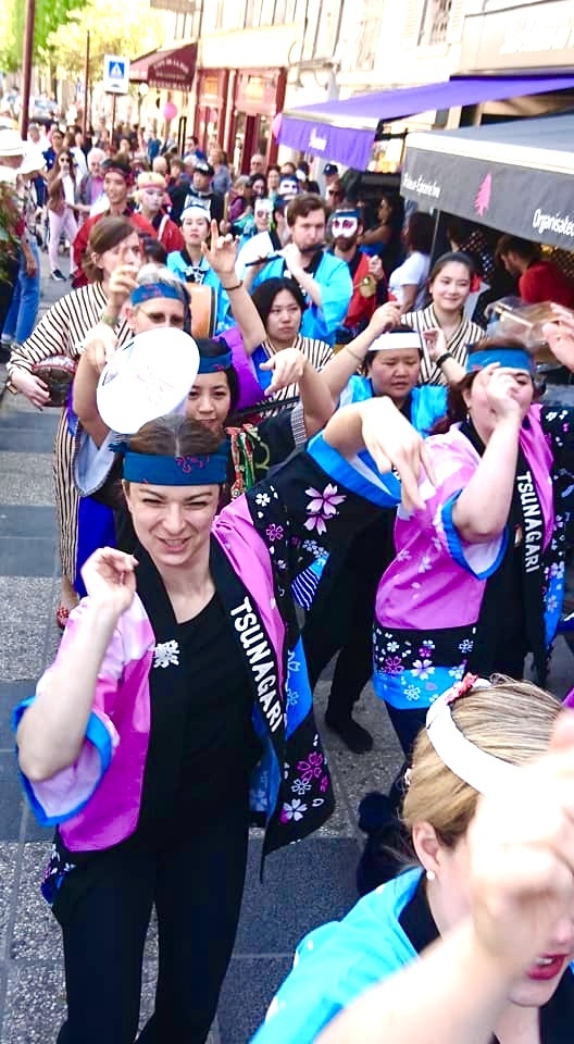 フランス ソー市で世界初開催の阿波踊り大会 Wado 大盛況のうちに終了 ヨーロッパ各地から踊り子 三味線 太鼓奏者が駆けつけ国際色豊かなコラボを実施 一般社団法人アプチーズ エンタープライズのプレスリリース
