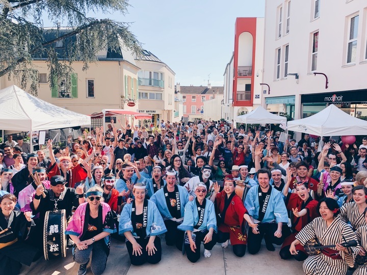 フランス ソー市で世界初開催の阿波踊り大会 Wado 大盛況のうちに終了 ヨーロッパ各地から踊り子 三味線 太鼓奏者が駆けつけ国際色豊かなコラボを実施 一般社団法人アプチーズ エンタープライズのプレスリリース