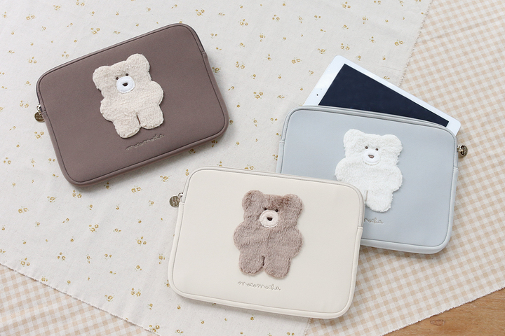 ホッとした時にどこからともなく現れるクマのようなふしぎな生き物 モコモカ シリーズに ぬいぐるみやポーチなどが新登場 8 14 土 にブルーブルーエで販売開始 ブルーブルーエジャパン株式会社のプレスリリース ホッとした時にどこからともなく現れるクマのようなふしぎな生き物 モコモカ シリーズに ぬいぐるみやポーチなどが新登場 8 14 土 にブルーブルーエで販売開始 ブルーブルーエジャパン株式会社のプレスリリース