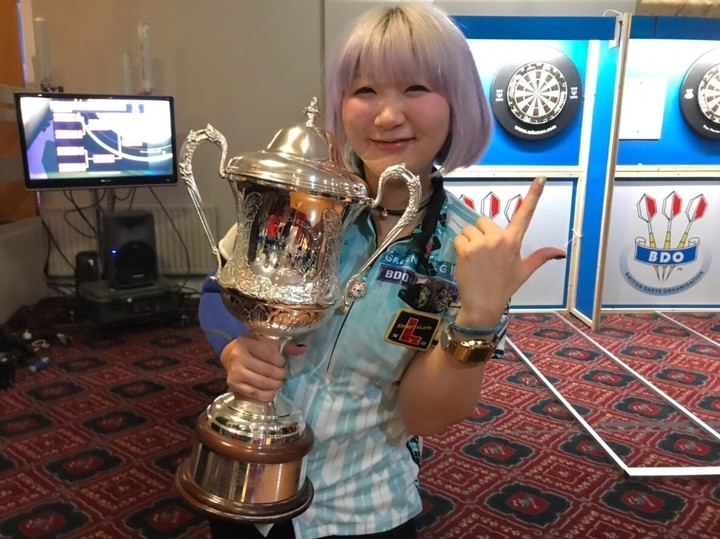 日本を代表する ママダーツプレイヤー が世界一に 鈴木未来選手がbdoレイクサイドで優勝 株式会社ダーツライブのプレスリリース 日本を代表する ママダーツプレイヤー が世界一に 鈴木未来選手がbdoレイクサイドで優勝 株式会社ダーツライブのプレスリリース