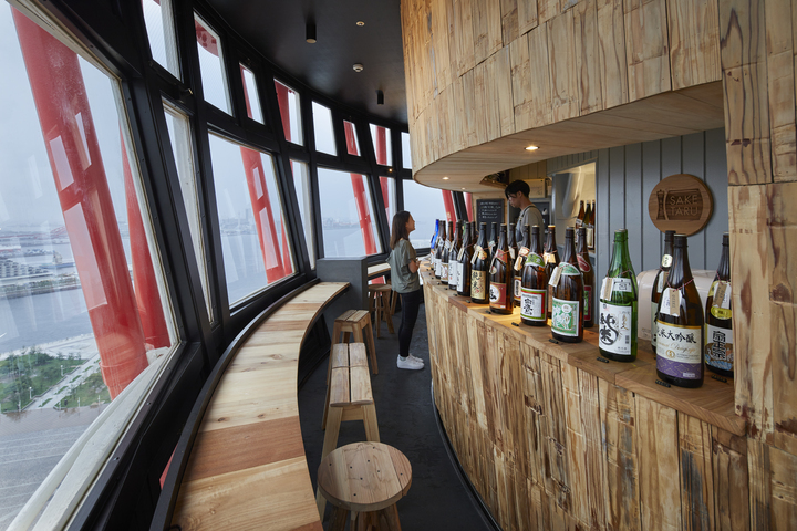 宇宙空間を思わせる 世界初の廻る日本酒ラウンジで ガンプラ 女子