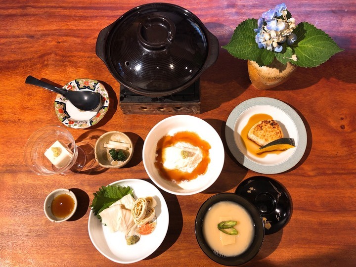 東京 神楽坂エリアのジャズが流れるカジュアル割烹料理店が とうふ 湯葉ざんまい コースの提供をスタート 和食一筋30年の店主が夏に贈る ヘルシー新メニュー くずし割烹 厨 Kuriyaのプレスリリース