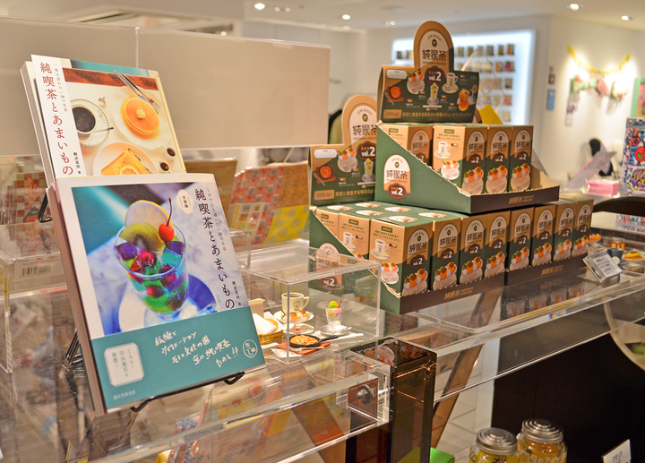 昭和 の時代に 一瞬でタイムスリップ 関西に実在する 純喫茶 メニューのミニチュアフィギュアの展示販売が 東京駅構内の美術雑貨店 Vinylで開始 株式会社ケンエレファントのプレスリリース 昭和 の時代に 一瞬でタイムスリップ 関西に実在する 純喫茶 メニューのミニチュアフィギュアの展示販売が 東京駅構内の美術雑貨店 Vinylで開始 株式会社ケンエレファントのプレスリリース