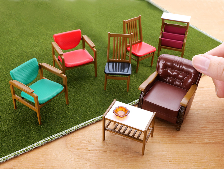 カリモク家具のヴィンテージの椅子などをフィギュア化した“昭和レトロ