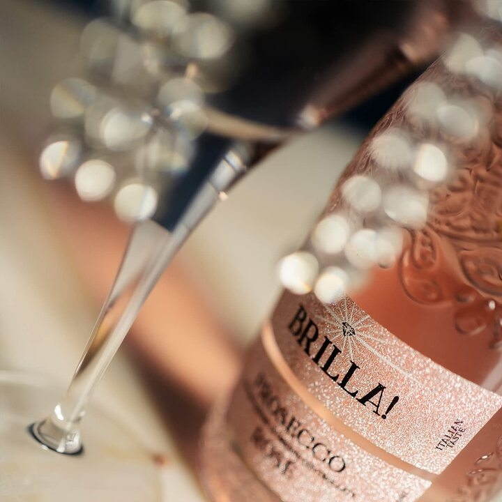 宝石のような輝きあるデザインボトル 赤果実のフルーティーなアロマとチャーミングな果実味のロゼ スパークリング ボッテール ブリッラ プロセッコ ロゼ 新発売 株式会社モトックスのプレスリリース 宝石のような輝きあるデザインボトル 赤果実のフルーティーなアロマとチャーミングな果実味のロゼ スパークリング ボッテール ブリッラ プロセッコ ロゼ 新発売 株式会社モトックスのプレスリリース