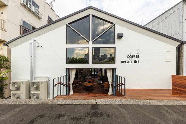 隅田川沿いの倉庫をリノベーションしたベーカリーカフェがオープン 