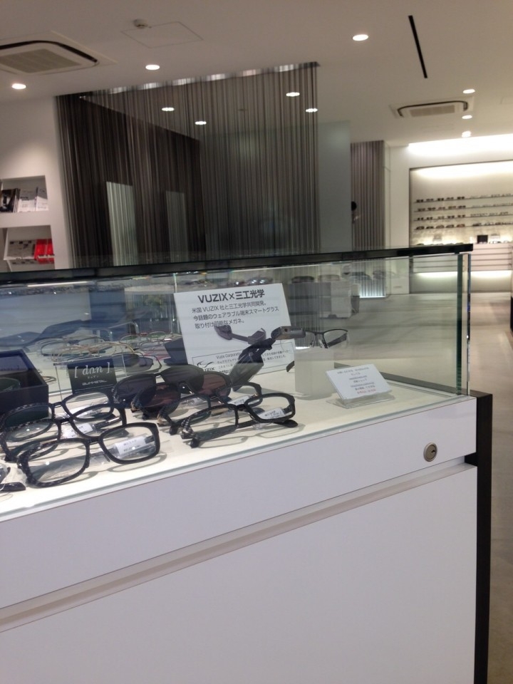 M100スマートグラスが装着可能な日本人向けのメガネフレームを株式会社