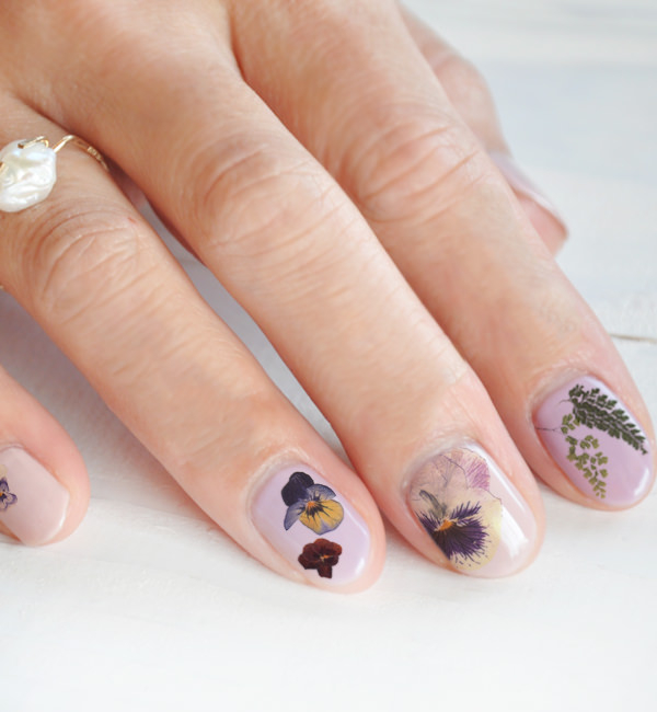セルフネイルでこんなにオシャレ 美しい花々が手元を彩る 押し花 のネイルシールが新登場 世界中から集めた小粋なデザインたち Quoteのプレスリリース セルフネイルでこんなにオシャレ 美しい花々が手元を彩る 押し花 のネイルシールが新登場 世界中から集めた小粋なデザインたち Quoteのプレスリリース