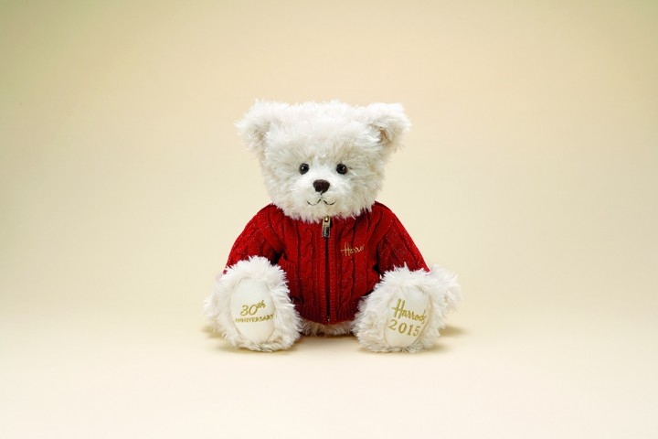 ヨーロッパを代表する百貨店ハロッズは イヤーベア誕生30周年を記念し ハロッズ アニバーサリーベア2015 の日本国内での販売を 9月1日 火 より開始します 株式会社t Sトレーディングのプレスリリース