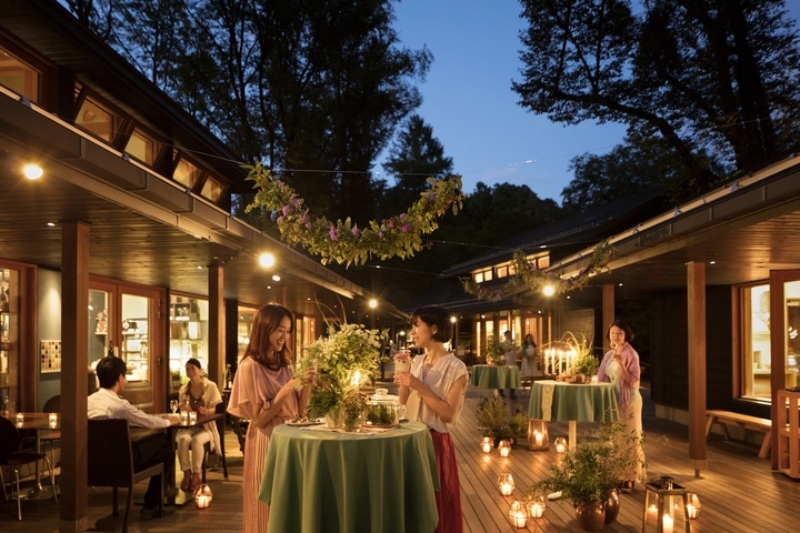 軽井沢星野エリア ハルニレテラス 生演奏と川のせせらぎが聞こえる夕涼みスペース 軽井沢アペリティフサロン オープン 7月日 8月5日の金 土 日 星野リゾートのプレスリリース 軽井沢星野エリア ハルニレテラス 生演奏と川のせせらぎが聞こえる夕涼みスペース 軽井沢アペリティフサロン オープン 7月日 8月5日の金 土 日 星野リゾートのプレスリリース