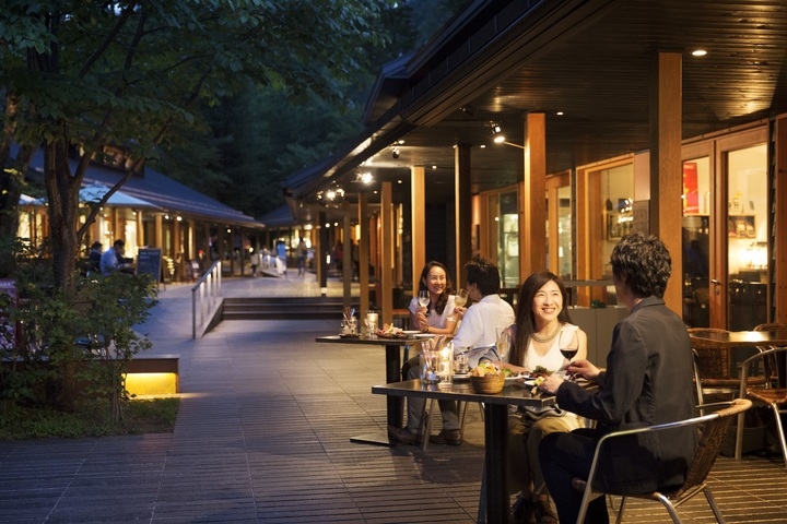 軽井沢星野エリア ハルニレテラス 生演奏と川のせせらぎが聞こえる夕涼みスペース 軽井沢アペリティフサロン オープン 7月日 8月5日の金 土 日 星野リゾートのプレスリリース 軽井沢星野エリア ハルニレテラス 生演奏と川のせせらぎが聞こえる夕涼みスペース 軽井沢アペリティフサロン オープン 7月日 8月5日の金 土 日 星野リゾートのプレスリリース