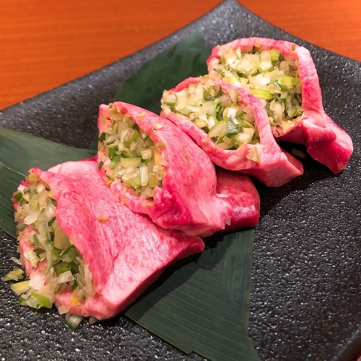 新メニュー 厚切り生タン塩ネギ包み焼き 生 の牛タンでネギを包み込んだインスタ映え確実の逸品 焼肉ホルモン 山水縁 虎ノ門本店 株式会社フォースタイルのプレスリリース 新メニュー 厚切り生タン塩ネギ包み焼き 生 の牛タンでネギを包み込んだインスタ映え確実の逸品 焼肉ホルモン 山水縁 虎ノ門本店 株式会社フォースタイルのプレスリリース