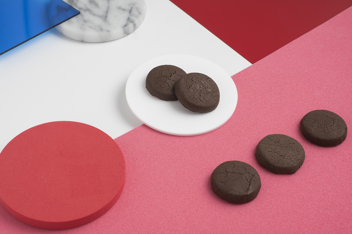 ママノチョコレート カカオとチョコレートを愛する人に捧げる贅沢なクラフトチョコレートクッキー あかとあお を7月24日 水 より発売開始 株式会社コータローのプレスリリース