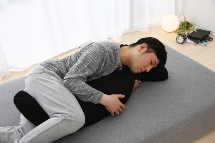 抱きながら眠る男子「ダキメン」急増中! 人気「王様の抱き枕」シリーズに消臭機能をプラスした男性向け抱き枕 「王様の抱き枕 メンズ」、5月9日(月)発売。