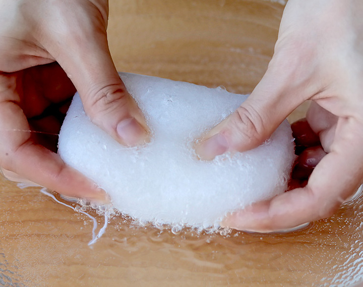 お湯だけ洗いでアトピーにも使える 天然の食用こんにゃくで出来た洗顔スポンジの驚く効果と使い方 バスリエ株式会社のプレスリリース お湯だけ洗いでアトピーにも使える 天然の食用こんにゃくで出来た洗顔スポンジの驚く効果と使い方 バスリエ株式会社のプレスリリース