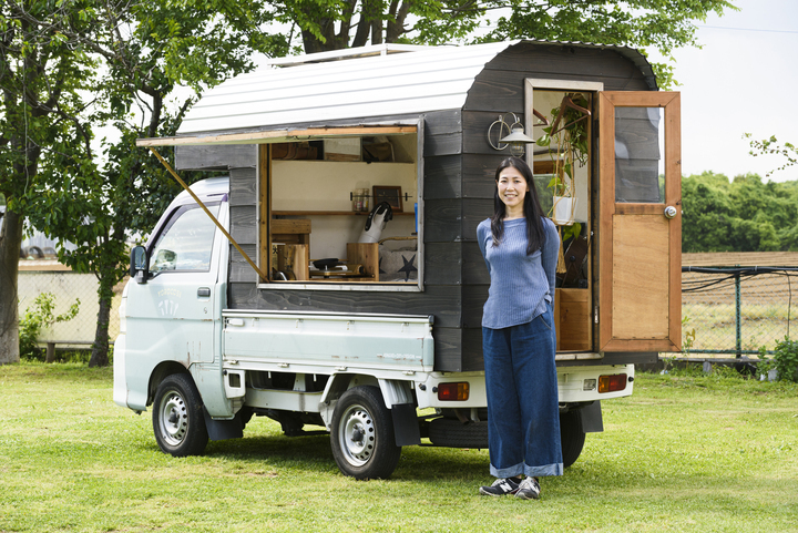 軽トラの荷台にdiyで製作した 家 を載せた魅力的な軽トラハウスを台以上掲載した オンリーワンの秘密基地 軽トラハウスマスターブック が辰巳出版より発売 辰巳出版株式会社のプレスリリース