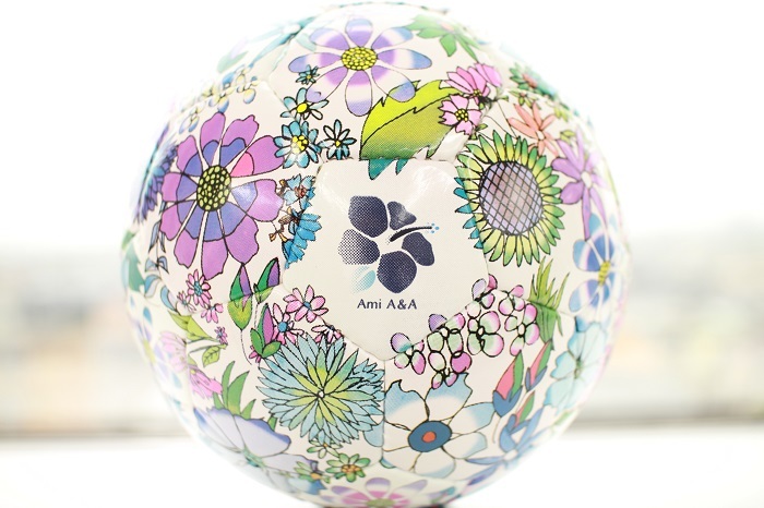 ガールズ向けスポーツブランド Ami Athletic Apparel 誕生 第一弾アイテムとして 女子サッカー用の花柄サッカーボールを発売 株式会社アルブルのプレスリリース