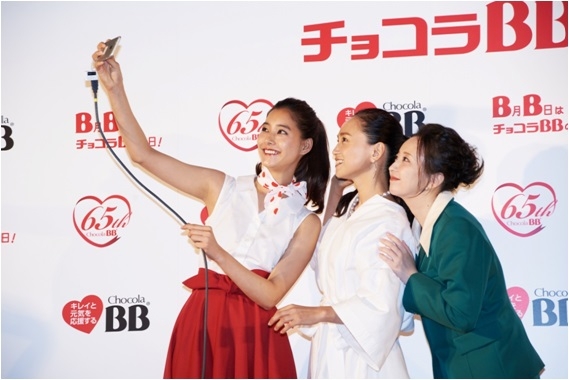 永作博美さん 高橋由美子さんが インスタ撮影挑戦 新木優子さんが チョコラbb R 発売当時のファッションも披露 エーザイ株式会社のプレスリリース 永作博美さん 高橋由美子さんが インスタ撮影挑戦 新木優子さんが チョコラbb R 発売当時のファッションも披露 エーザイ株式会社のプレスリリース