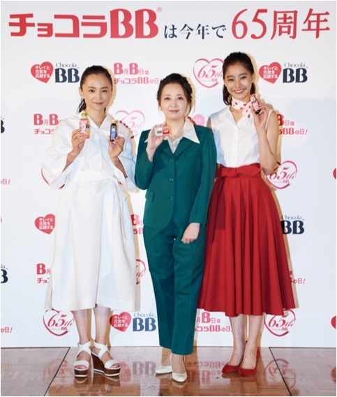 永作博美さん 高橋由美子さんが インスタ撮影挑戦 新木優子さんが チョコラbb R 発売当時のファッションも披露 エーザイ株式会社のプレスリリース 永作博美さん 高橋由美子さんが インスタ撮影挑戦 新木優子さんが チョコラbb R 発売当時のファッションも披露 エーザイ株式会社のプレスリリース