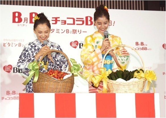 女優 永作博美さん 新木優子さんが ビタミンカラー の浴衣姿で的当てにチャレンジ エーザイ株式会社のプレスリリース 女優 永作博美さん 新木優子さんが ビタミンカラー の浴衣姿で的当てにチャレンジ エーザイ株式会社のプレスリリース