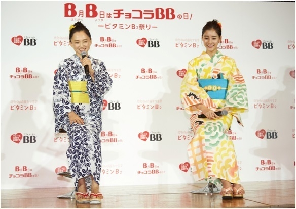 女優 永作博美さん 新木優子さんが ビタミンカラー の浴衣姿で的当てにチャレンジ エーザイ株式会社のプレスリリース 女優 永作博美さん 新木優子さんが ビタミンカラー の浴衣姿で的当てにチャレンジ エーザイ株式会社のプレスリリース