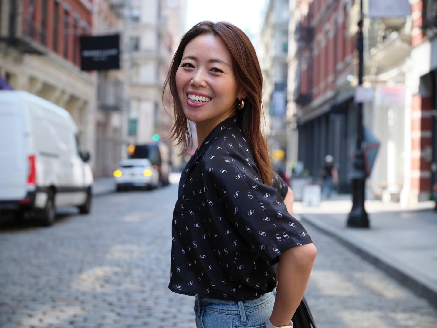 歩道に立っている女性

AI 生成コンテンツは誤りを含む可能性があります。