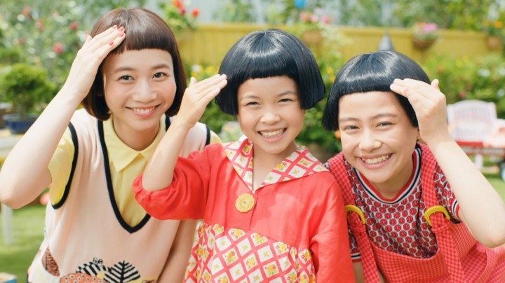 おかっぱ界のカリスマ 三戸なつめさんが登場 おかっぱ頭の姉妹でお馴染み Newクレラップ Tvcmシリーズ 新cm おかっぱ卒業 編を6月23日放映開始 株式会社クレハのプレスリリース おかっぱ界のカリスマ 三戸なつめさんが登場 おかっぱ頭の姉妹でお馴染み Newクレラップ Tvcmシリーズ 新cm おかっぱ卒業 編を6月23日放映開始 株式会社クレハのプレスリリース