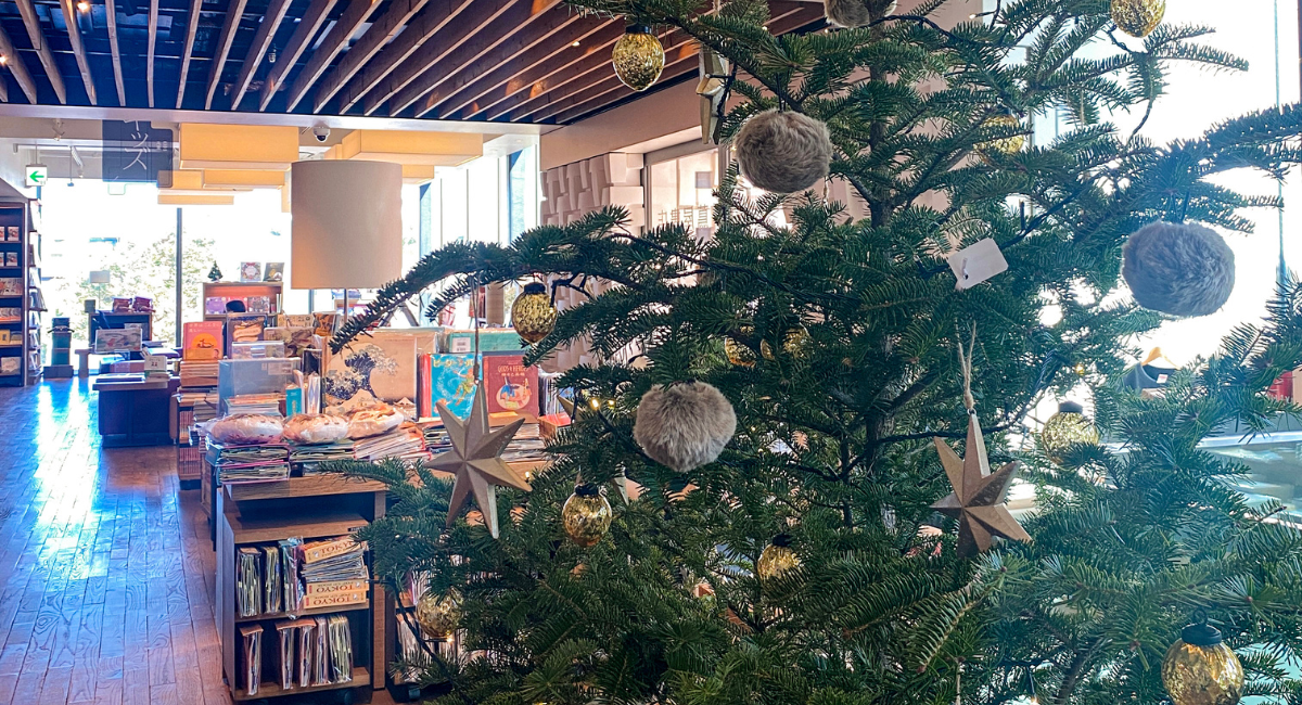 クリスマス　針葉樹の森の枝葉に木のオーナメントで飾りつけた森のクリスマススワッグ