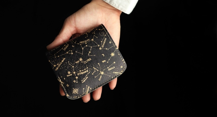 星座盤にもなるミニ財布 七夕は星座柄のミニ財布と夜空を見上げよう 七夕の物語がテーマのロマンチックなミニ財布 星に願いを 七夕はミニ財布と夜空を見上げよう 株式会社ガッツのプレスリリース 星座盤にもなるミニ財布 七夕は星座柄のミニ財布と夜空を見上げよう 七夕の物語がテーマのロマンチックなミニ財布 星に願いを 七夕はミニ財布と夜空を見上げよう 株式会社ガッツのプレスリリース