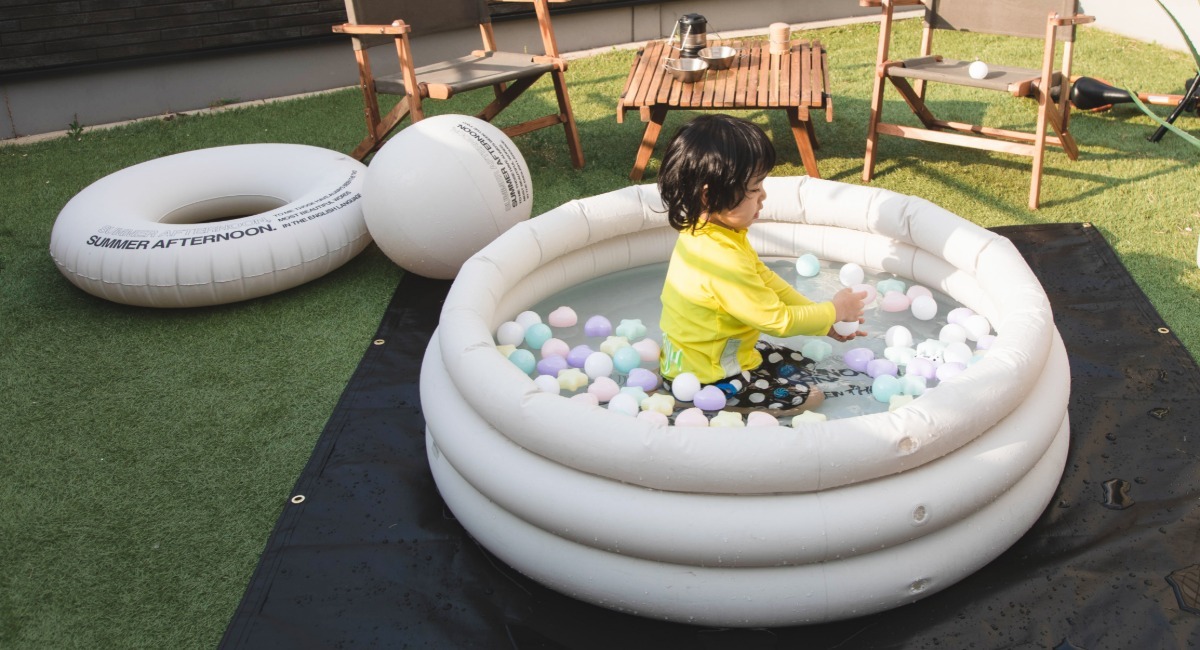 夏の水遊びをおしゃれに演出 モノトーンでシンプルなデザインのビニールプール 浮き輪 ビーチボールを発売 株式会社友安製作所のプレスリリース