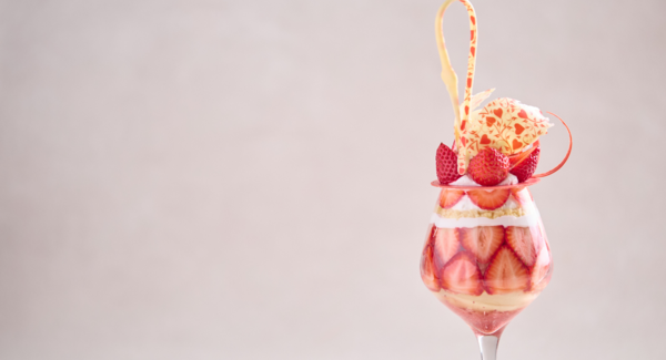 好評につき販売延長決定!たっぷりのあまおう苺が花開く―苺の美しさを際立たせる新デザインのグラスで仕立てたスワンパフェ|浦安ブライトンホテル東京ベイ