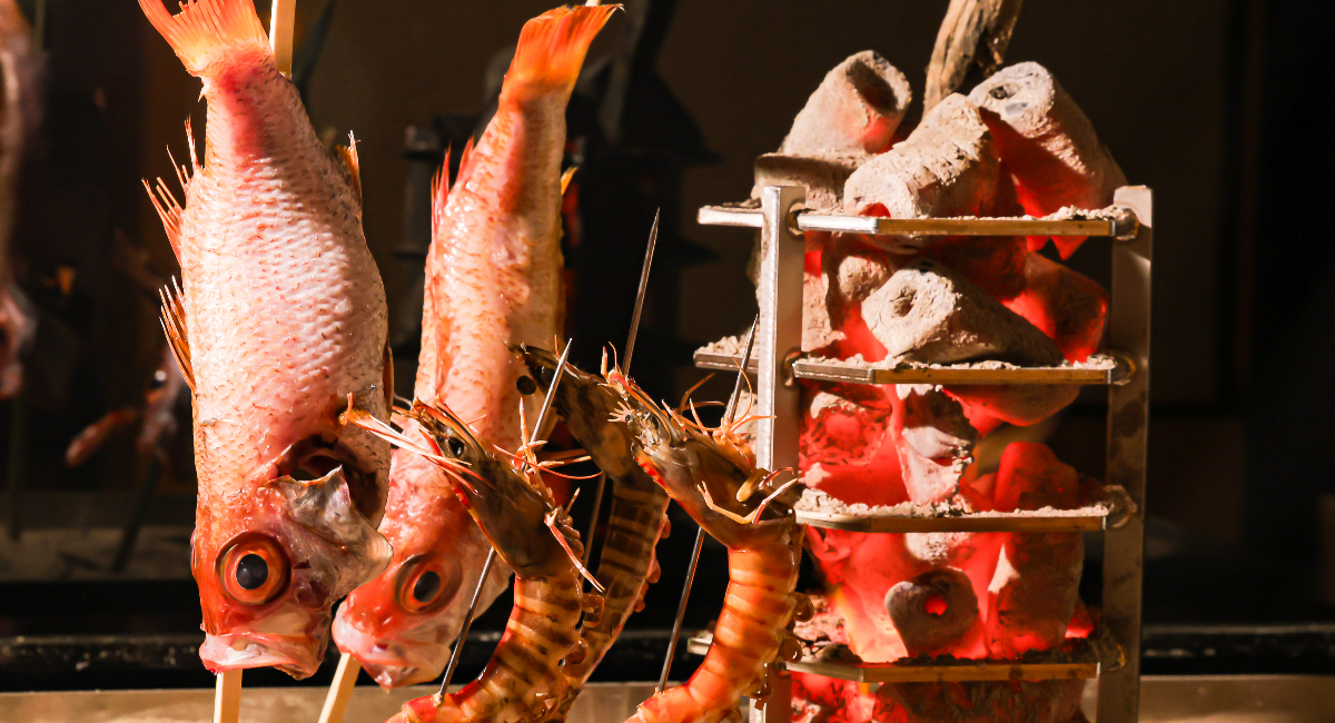 本日2/2より、味処「季布や（きふや）」の炭火焼コーナーリニューアル！凝縮した旨みを引き出す炭火焼の技法『原始焼き』が新登場。