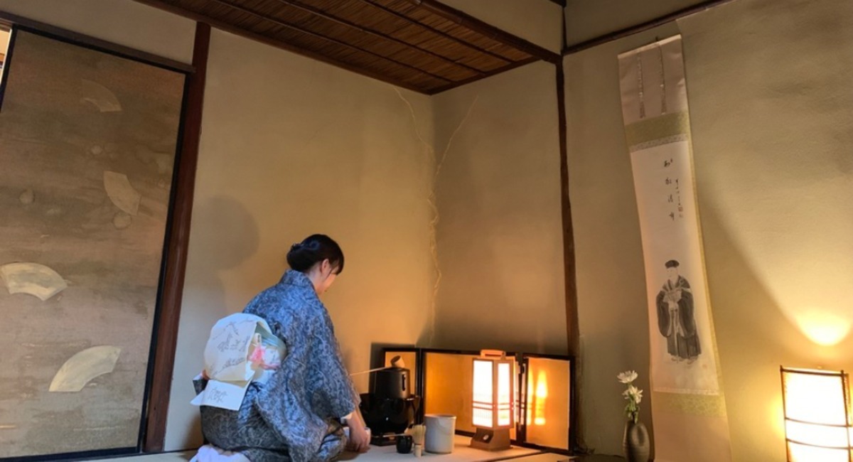 築300年の京都武家屋敷 建物内の歴史ある茶室にてスペイン語にて茶道体験を提供するサービスを開始 本格的な歴史ある茶室でスペイン語で茶道体験は京都で唯一 京都武家屋敷 Kyoto Samurai House のプレスリリース