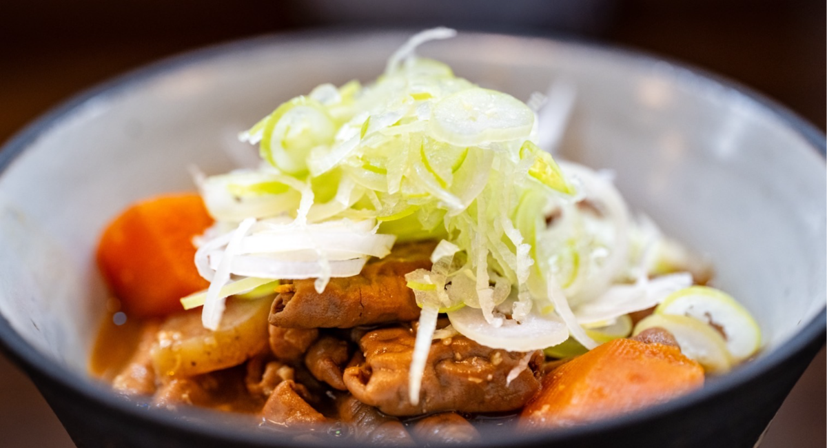 【4/16】名物は自家製味噌で作る「もつ煮」おつまみは100円から注文可。『もッち・シンジュク』が「reDine 新宿」にオープン