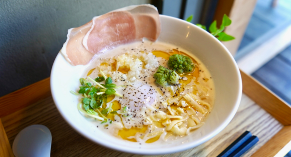 TV企画から生まれた“8席の行列ができるラーメン店”が東京初進出! イタリアン×濃厚豚骨で話題の『伊太そば』が2/20汐留にオープン