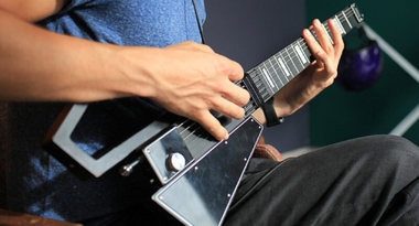 【大人気製品】「Jammy G」ギターの演奏技術だけであらゆる楽器の音を奏でられるMIDIギターを再入荷!