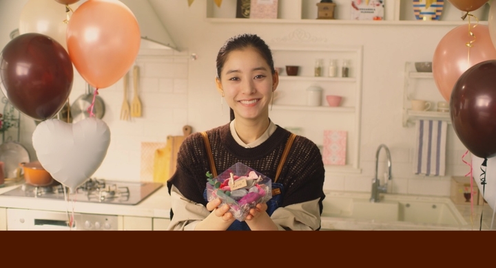 我慢できずにチョコをペロリと味見 新木優子さん エプロン姿で初のお菓子作り動画に挑戦 今年のバレンタインは個包装の可愛い手作りヘルシー生チョコ 株式会社明治のプレスリリース 我慢できずにチョコをペロリと味見 新木優子さん エプロン姿で初のお菓子作り動画に挑戦 今年のバレンタインは個包装の可愛い手作りヘルシー生チョコ 株式会社明治のプレスリリース