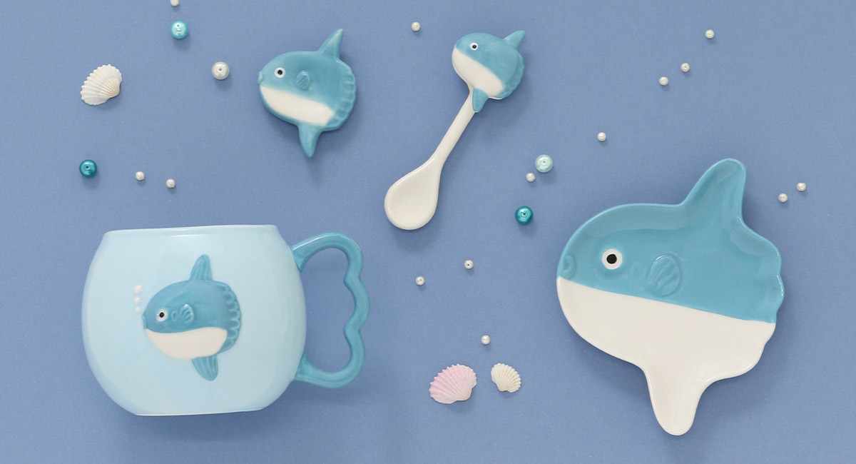 マンボウ好き必見！？　おとぼけ顔のマグカップやプレートなど癒やしの食器シリーズ「Go!Go!manbou」を雑貨店・ブルーブルーエで好評発売中