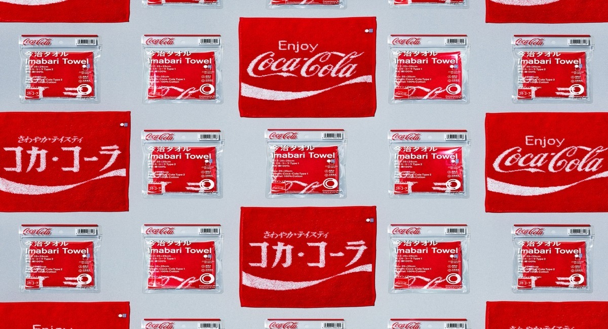 ファミマから数量限定「コカ・コーラ」デザインの今治タオルハンカチ