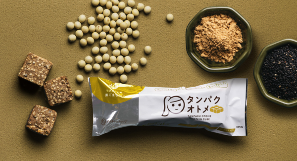 毎日のたんぱく習慣に和の一粒『タンパクオトメ プロテインキューブ 甘さひかえめ黒ごまきなこ』新発売